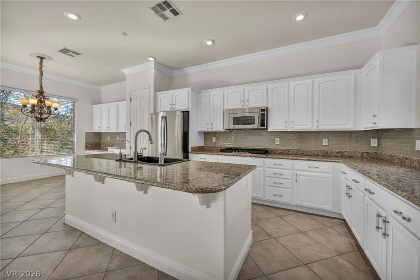Discover your dream home in the prestigious, guard-gated Anthem - photo 4