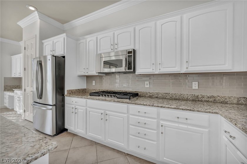 Discover your dream home in the prestigious, guard-gated Anthem - photo 5