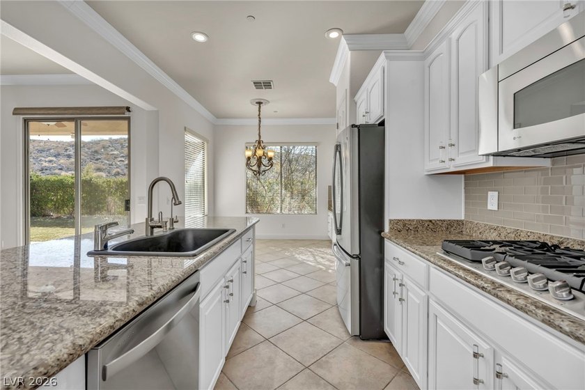 Discover your dream home in the prestigious, guard-gated Anthem - photo 6