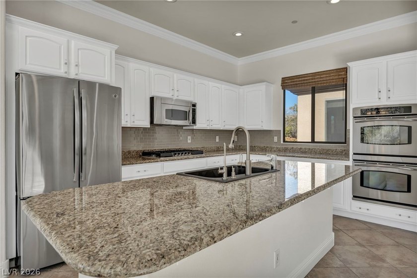 Discover your dream home in the prestigious, guard-gated Anthem - photo 8