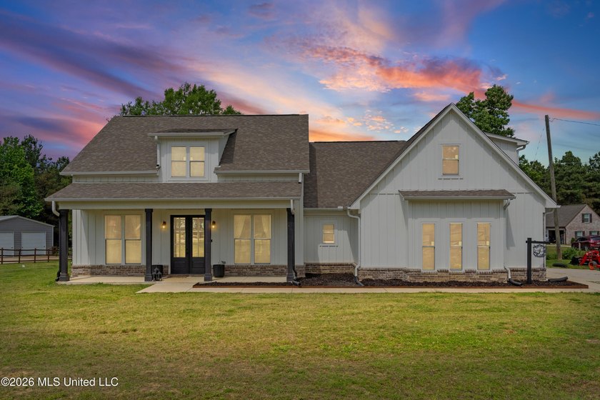 Country living at its best! This beautiful farmhouse-style home - photo 25