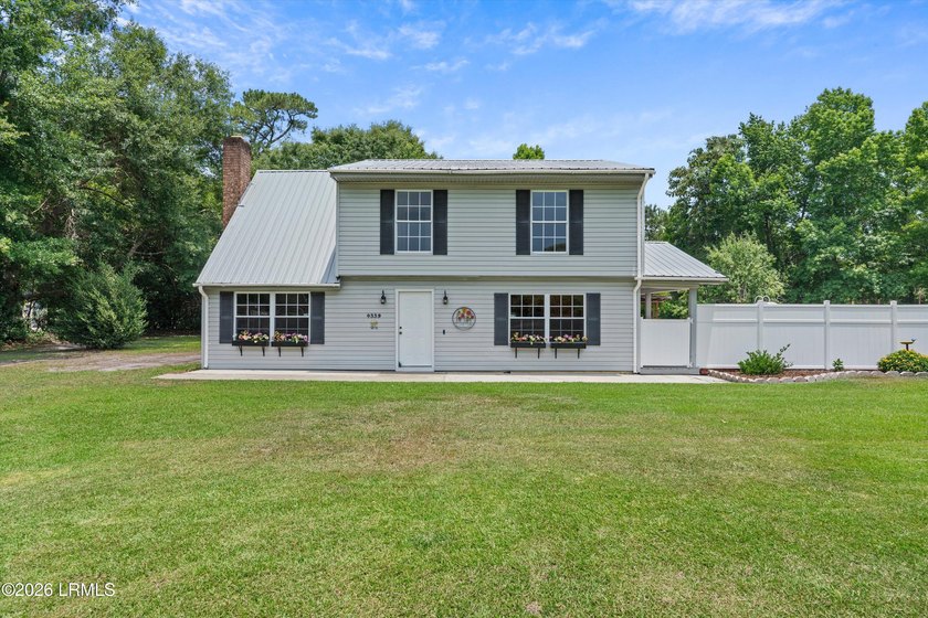 Nestled on nearly an acre in the established Pinewood community - photo 2