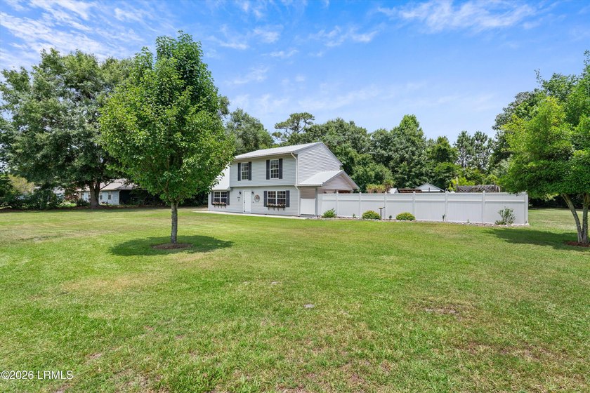Nestled on nearly an acre in the established Pinewood community - photo 4