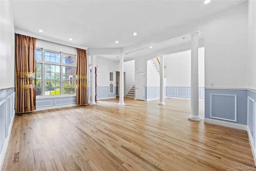 Welcome to 11 Belvedere Court, Manhasset, located within the - photo 4
