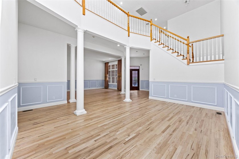 Welcome to 11 Belvedere Court, Manhasset, located within the - photo 7