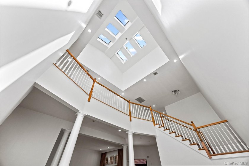 Welcome to 11 Belvedere Court, Manhasset, located within the - photo 8