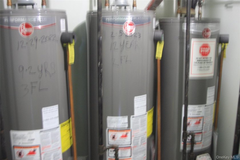 3 unit, corner property, new boiler, Water tank good, in window - photo 11