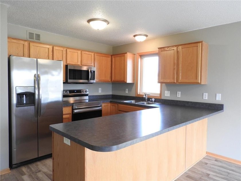 Detached townhome with pond views and a versatile 4-bedroom - photo 2