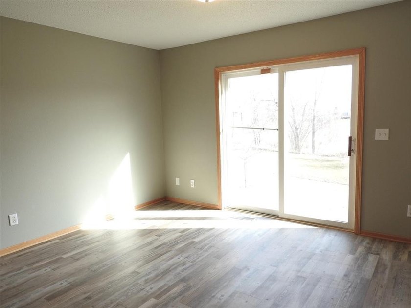 Detached townhome with pond views and a versatile 4-bedroom - photo 4