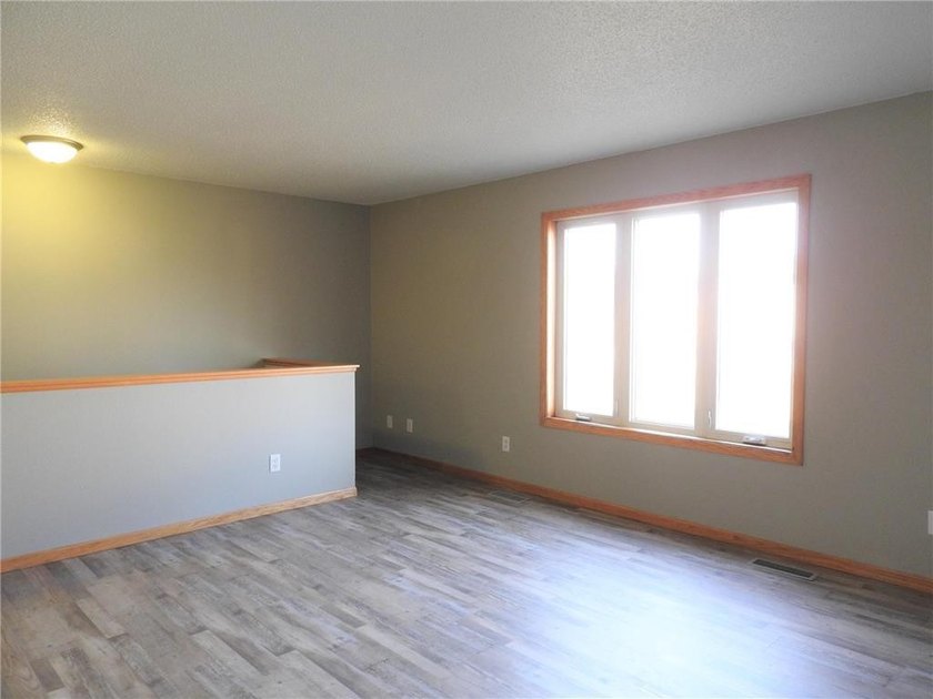 Detached townhome with pond views and a versatile 4-bedroom - photo 5