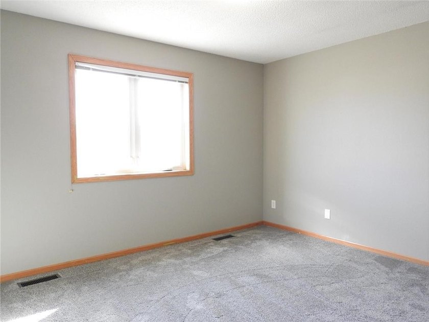 Detached townhome with pond views and a versatile 4-bedroom - photo 6