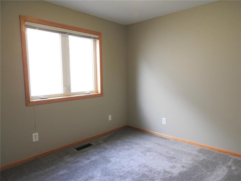 Detached townhome with pond views and a versatile 4-bedroom - photo 7