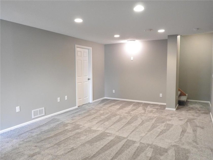 Detached townhome with pond views and a versatile 4-bedroom - photo 8