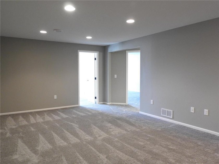 Detached townhome with pond views and a versatile 4-bedroom - photo 9