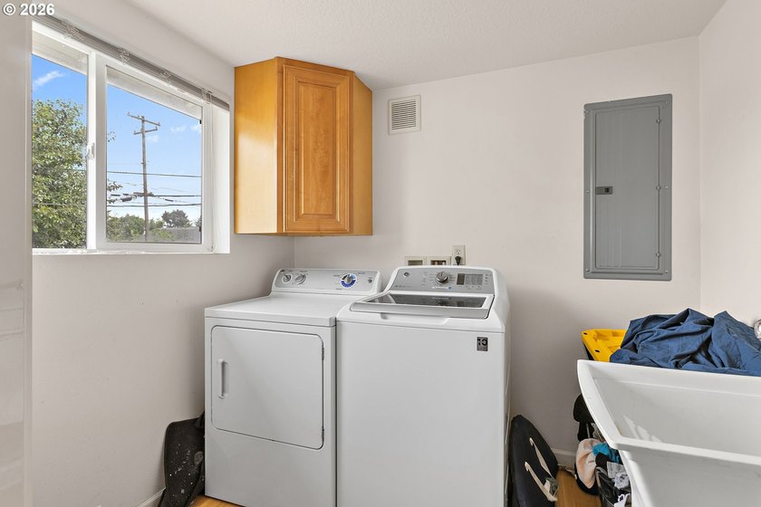 Welcome home to this charming 4 bedroom, 1 bathroom home - photo 12