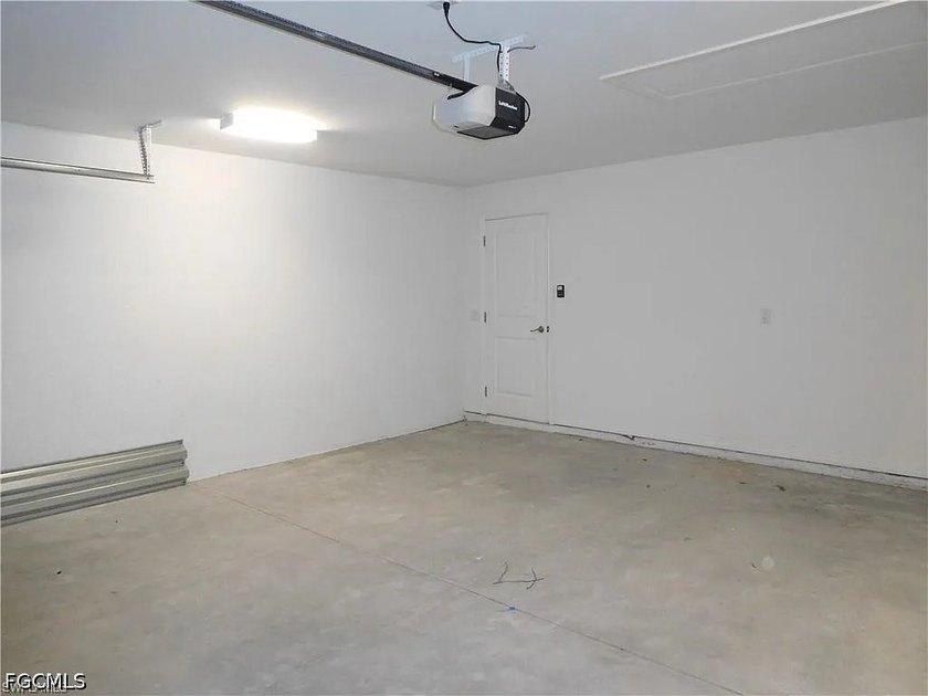 This beautiful home has 4 bedrooms, 3 bathrooms and a 2 car - photo 12