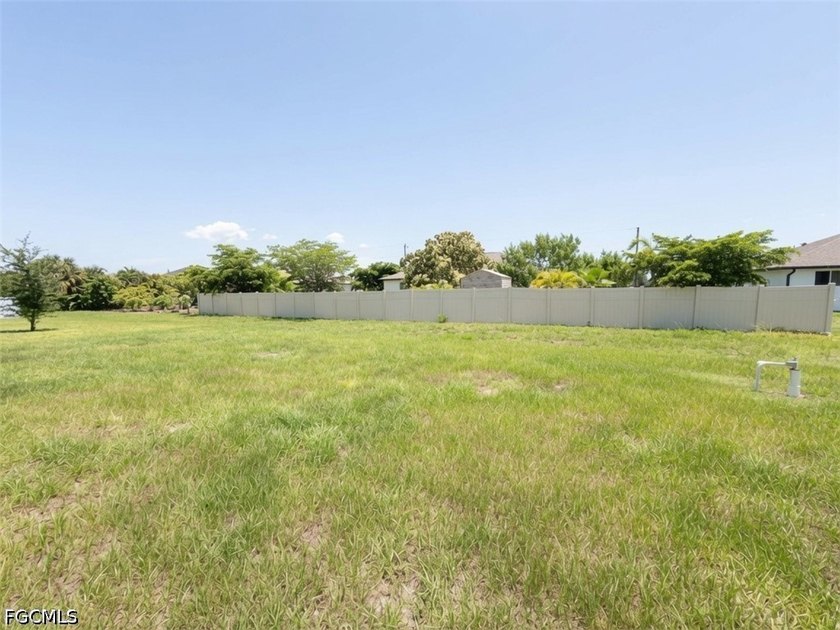 This beautiful home has 4 bedrooms, 3 bathrooms and a 2 car - photo 21
