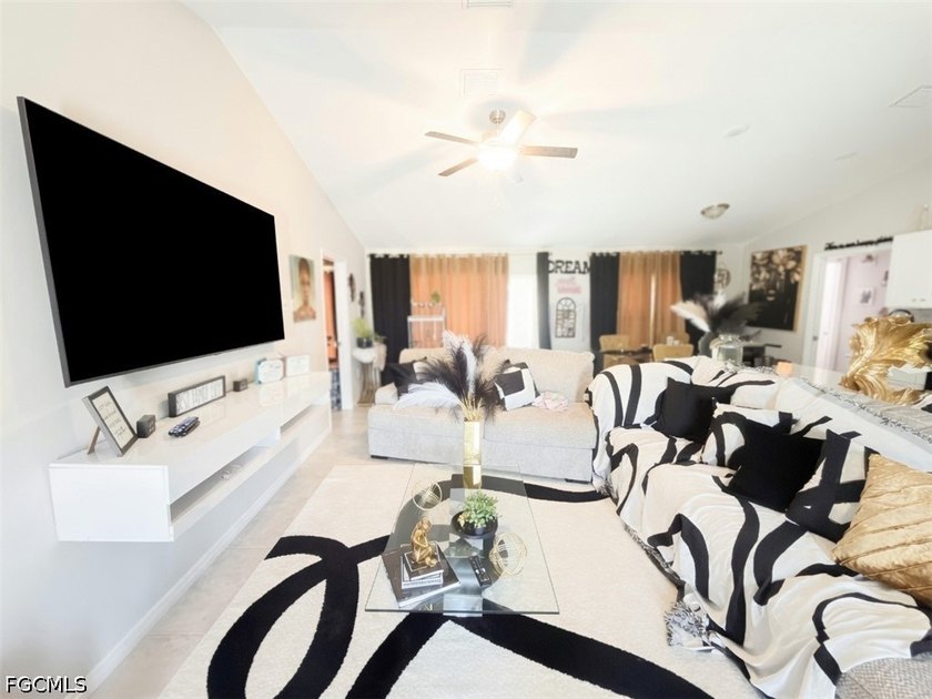 This beautiful home has 4 bedrooms, 3 bathrooms and a 2 car - photo 22