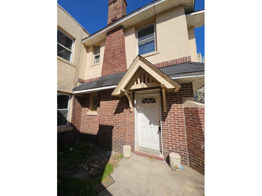 Prime Location with Exceptional Potential! This 3-bedroom - photo 2