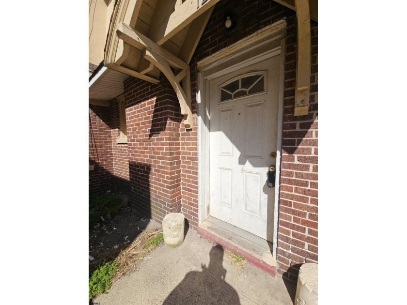 Prime Location with Exceptional Potential! This 3-bedroom - photo 5