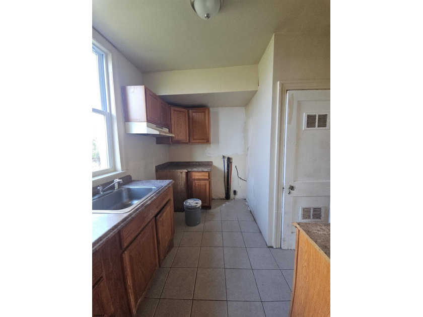 Prime Location with Exceptional Potential! This 3-bedroom - photo 6