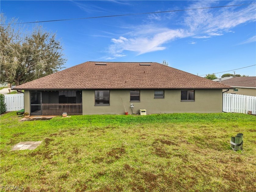 Reduced! This highly sought after SW Cape Coral 3-bedroom 2 bath - photo 21