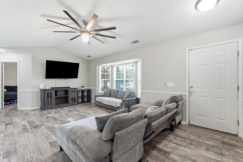 Welcome home to this beautifully maintained 3-bedroom, 2-bath - photo 5