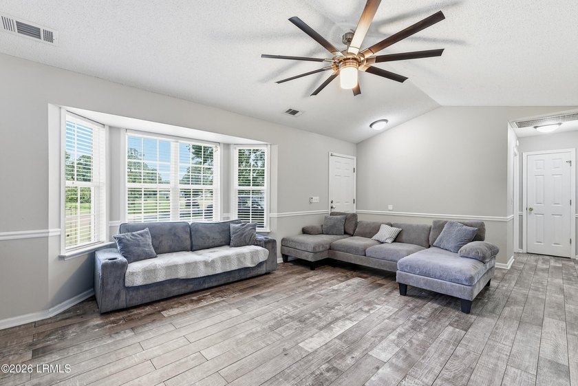 Welcome home to this beautifully maintained 3-bedroom, 2-bath - photo 6