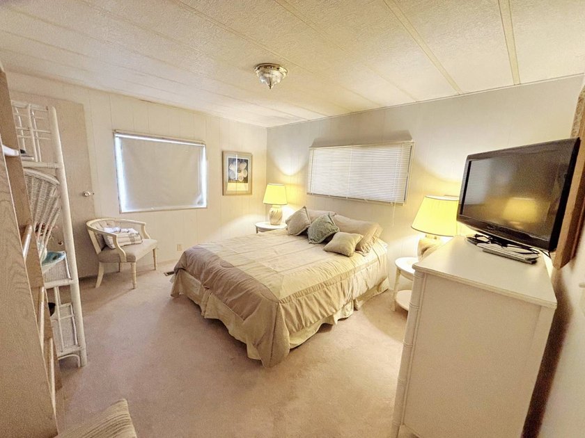 LOOK!! Immaculate 2 bedroom 2 bathroom Doublewide home - photo 8