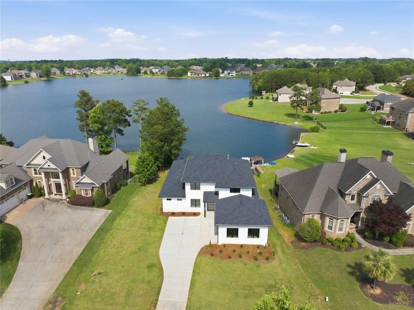 Experience luxury lakefront living in the prestigious Crystal - photo 3