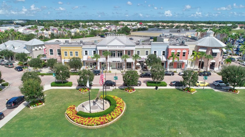 Nestled within a highly desirable DiVosta-built community, this - photo 36