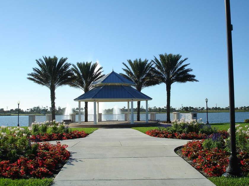 Nestled within a highly desirable DiVosta-built community, this - photo 38