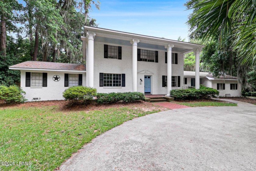 Nestled on 1.48 private acres in the exclusive waterfront - photo 3