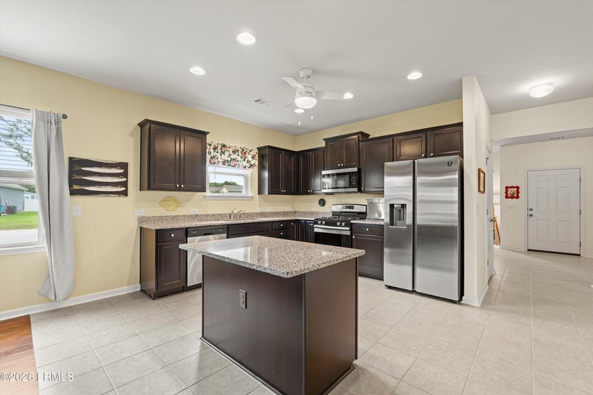 Fantastic, well-kept home on a desirable corner lot! Spacious - photo 6