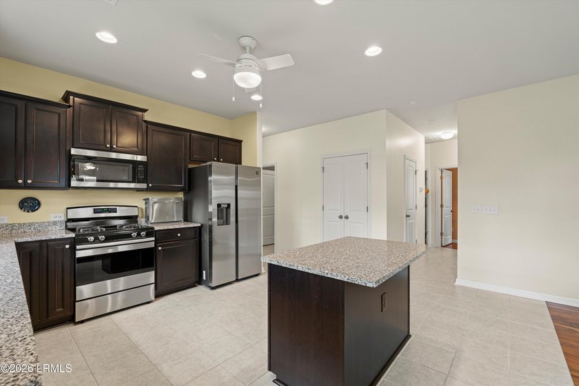 Fantastic, well-kept home on a desirable corner lot! Spacious - photo 7