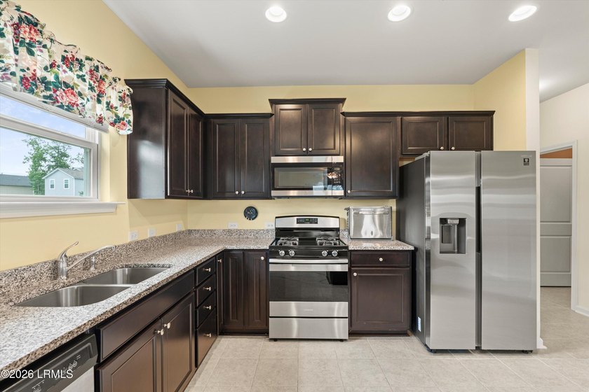 Fantastic, well-kept home on a desirable corner lot! Spacious - photo 8