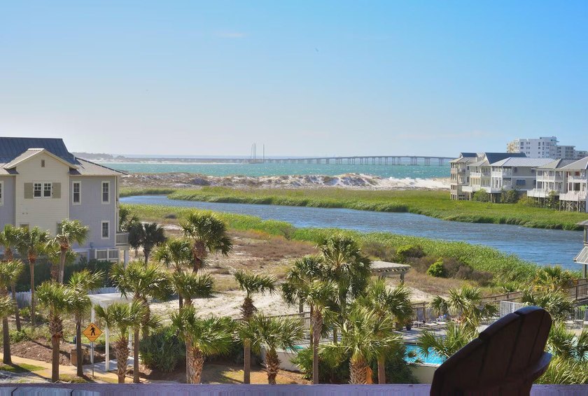 Jetty East is a Gulf front Gated 6-story midrise with under - photo 3