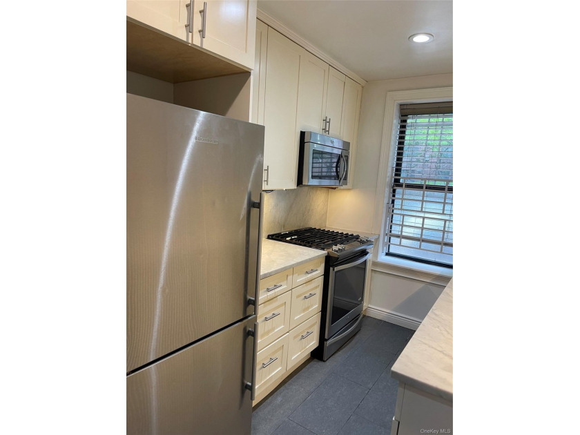 Welcome home to this beautifully maintained and renovated - photo 9