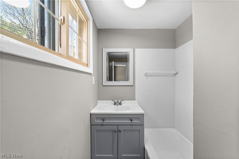 Fantastic investment or owner-occupant opportunity! This fully - photo 13