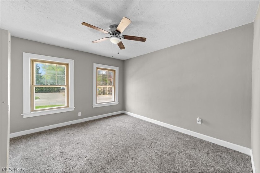 Fantastic investment or owner-occupant opportunity! This fully - photo 15