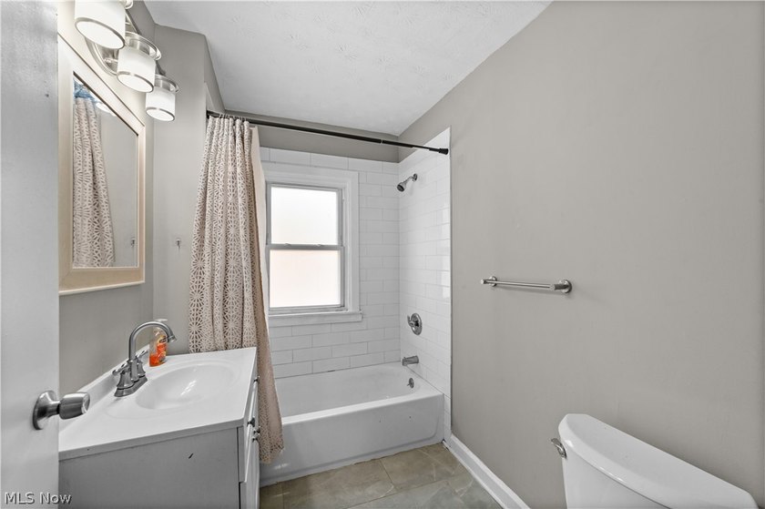 Fantastic investment or owner-occupant opportunity! This fully - photo 17