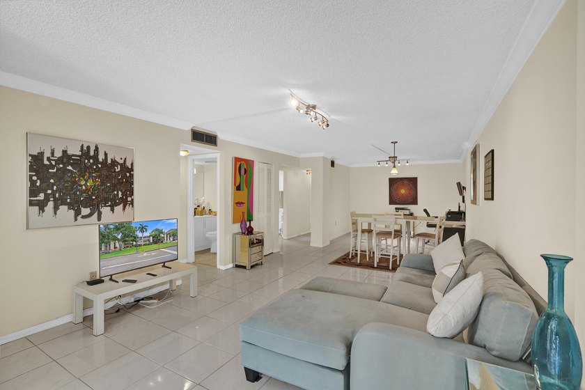 Beautifully updated one-bedroom, one-and-a-half-bath corner unit - photo 12