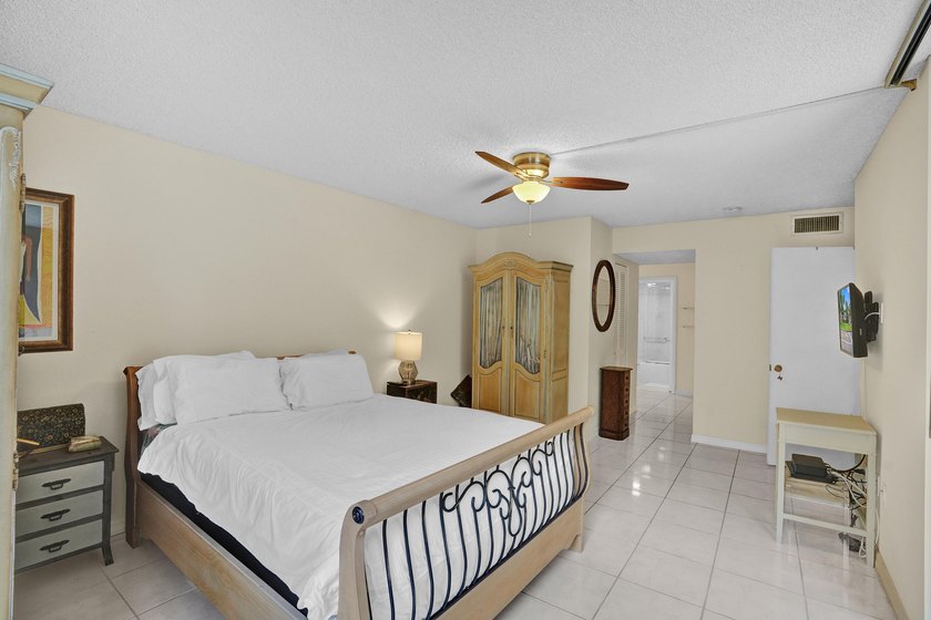 Beautifully updated one-bedroom, one-and-a-half-bath corner unit - photo 14