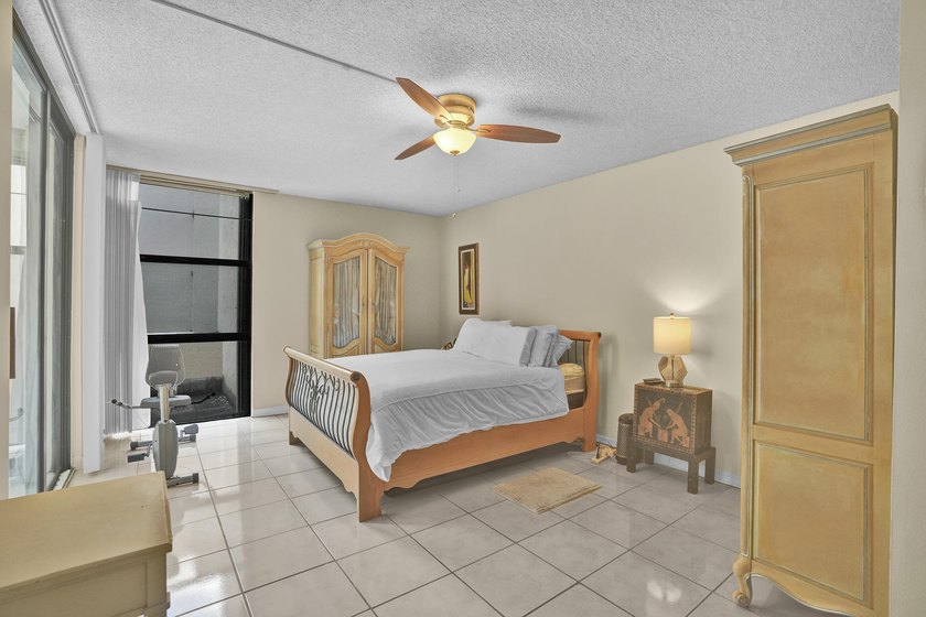 Beautifully updated one-bedroom, one-and-a-half-bath corner unit - photo 15