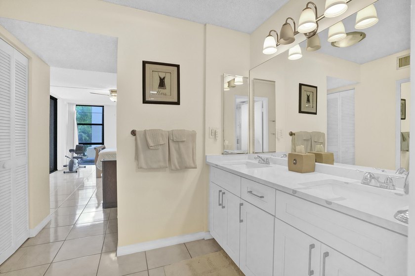 Beautifully updated one-bedroom, one-and-a-half-bath corner unit - photo 18