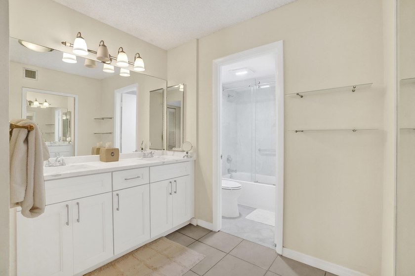 Beautifully updated one-bedroom, one-and-a-half-bath corner unit - photo 19
