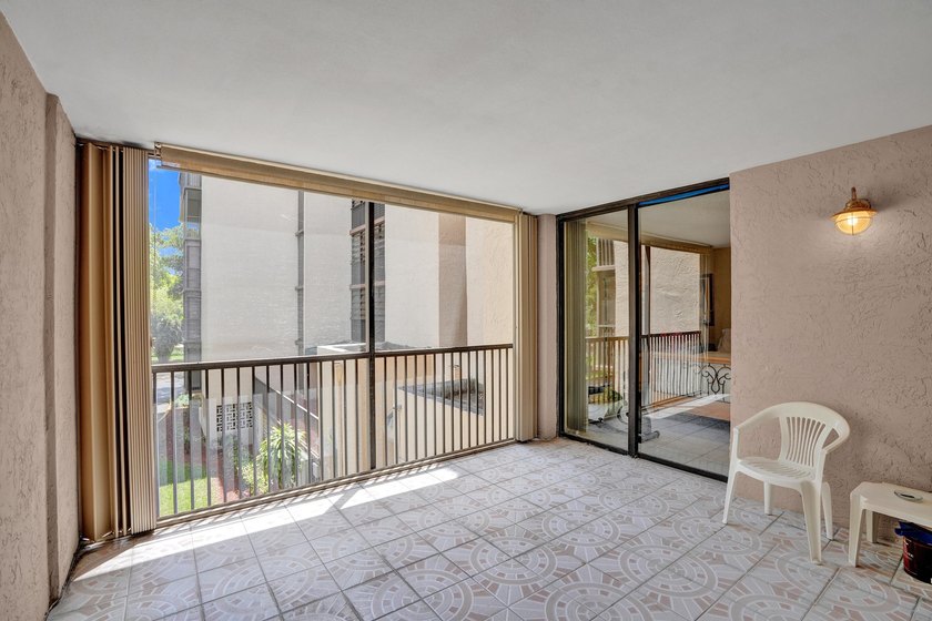 Beautifully updated one-bedroom, one-and-a-half-bath corner unit - photo 22