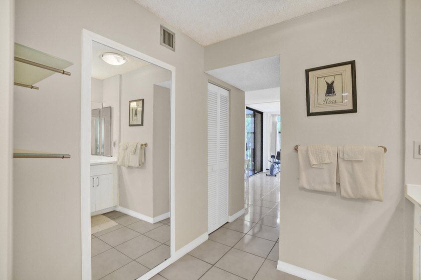 Beautifully updated one-bedroom, one-and-a-half-bath corner unit - photo 23
