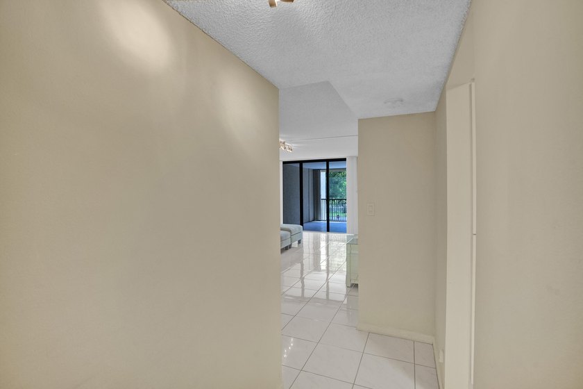 Beautifully updated one-bedroom, one-and-a-half-bath corner unit - photo 24