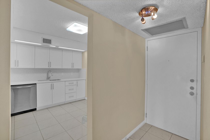 Beautifully updated one-bedroom, one-and-a-half-bath corner unit - photo 25